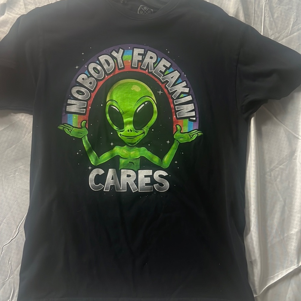 Black” Nobody Freakin Cares “ Alien medium T Shirt